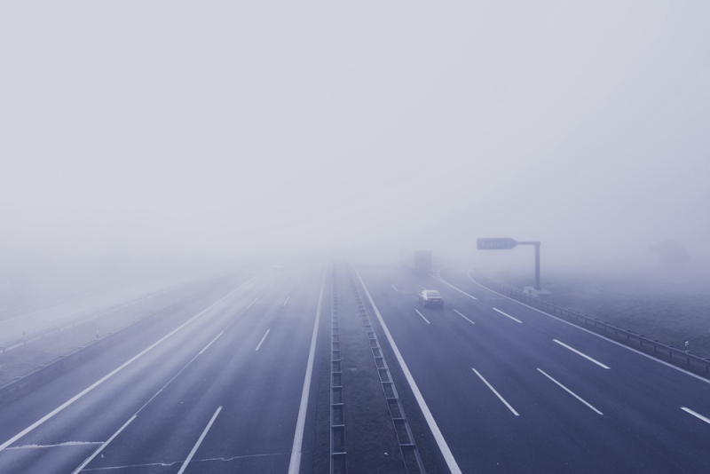 Mgła zwiększa prawdopodobieństwo wypadku na autostradzie