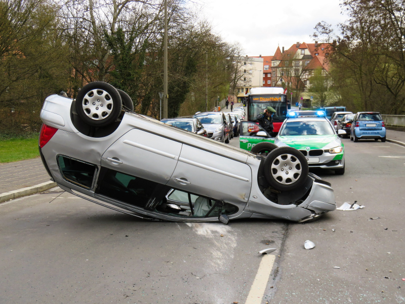 Wypadek drogowy - uszkodzone auto