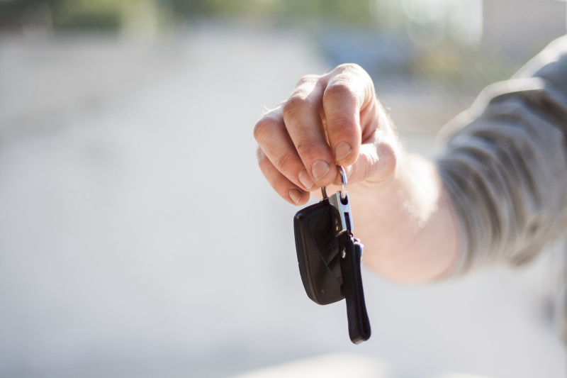 Przekazanie kluczyków samochodu nowemu właścicielowi