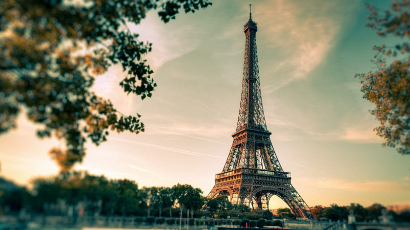 Wieża Eiffla - wakacje we Francji