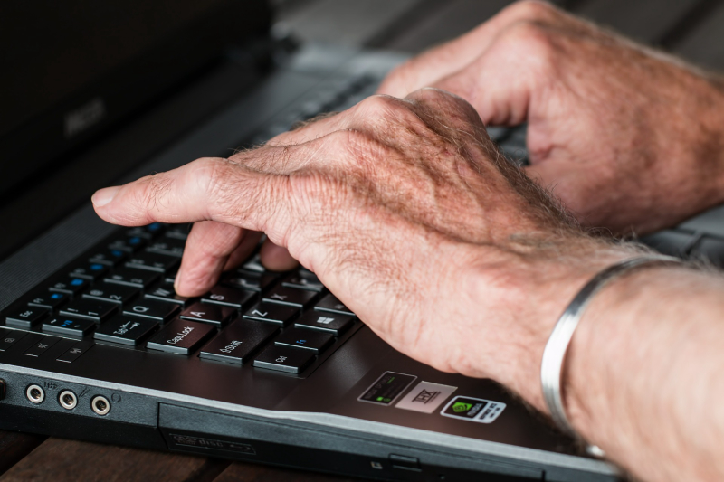 Starsza osoba przeglądająca Internet